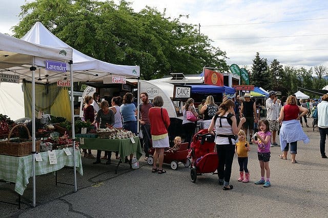 people enjoying the Kelowna farmers and crafters market